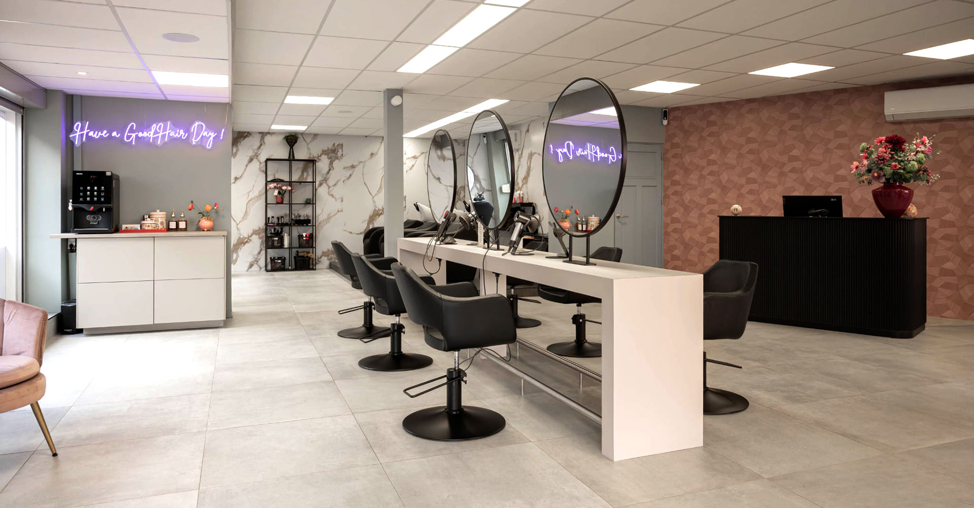 De ruime salon van Curls and More